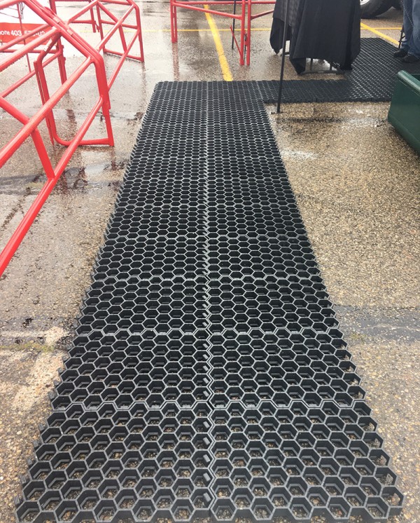Stable Ground for Everyday Use Interlocking ground stabilization system used for walkways, trade shows, construction sites, providing load distribution, drainage, and long-term surface stability under foot.