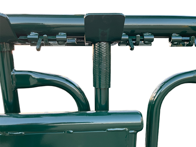 Body latches and hoof access panels come complete with safety latches. Hydraulic Squeeze Chutes for Catching Cattle